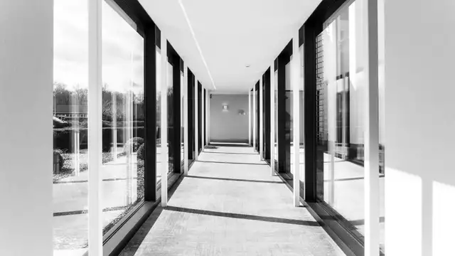 Niché dans un écrin de verdure, ce logement de luxe à Bruges