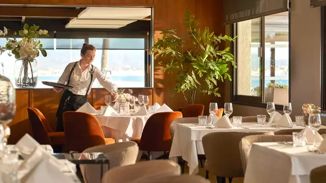 Escapada a bordo del mar en la Costa Azul con masaje y cena tradicional