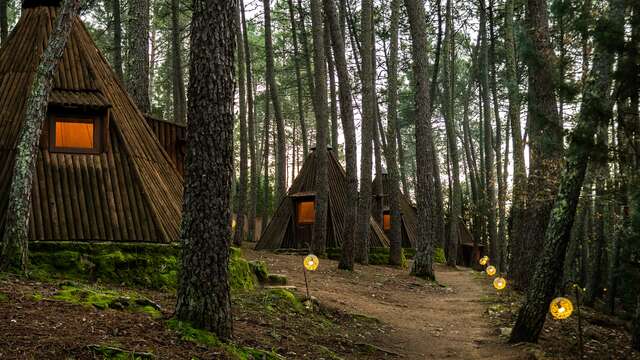 Avontuur en ontspanning onder de sterren in een charmante tipi in Mombeltrán
