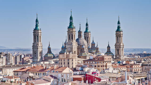 Romantisme dans une chambre avec vue luxueuse sur la basilique du Pilar