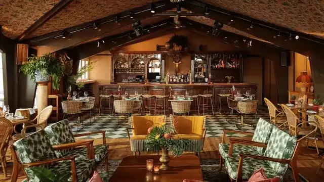 PAARL Stay: luxe verblijf & Afrikaans shared dining experience in Sassenheim
