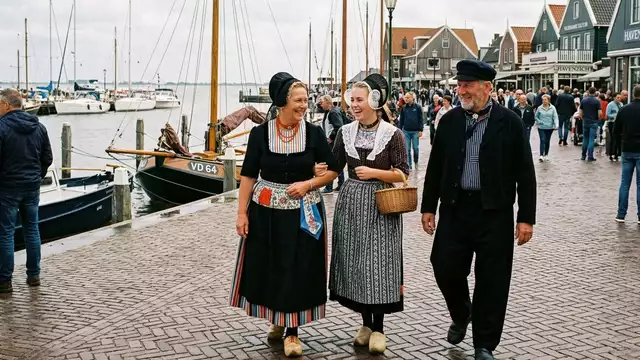 Volendam sous son plus beau jour : de la photo en costume traditionnel à la délectation culinaire