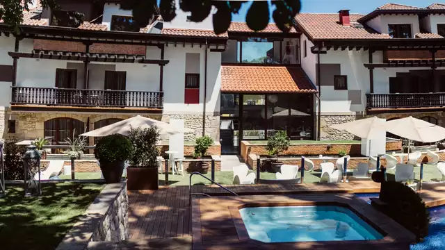 Romantisch verblijf voor twee in een kamer met jacuzzi in Santillana del Mar.