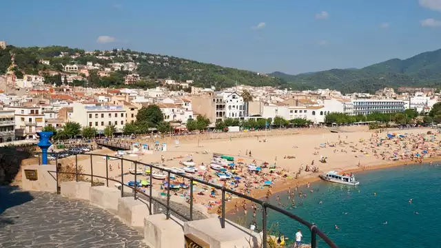 Escapada en el centro de Tossa del Mar con desayuno incluido