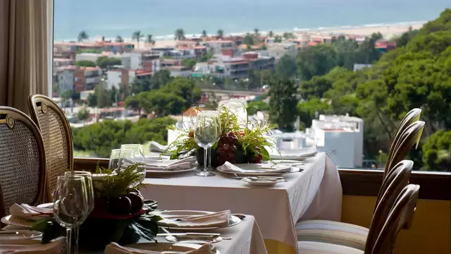 Koppeluitje in een 4-sterrenhotel in Castelldefels met romantisch diner en spa inbegrepen