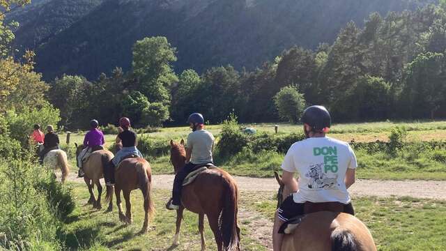 Découvrez le fleuve Ara à cheval en séjournant dans un hôtel de montagne de charme