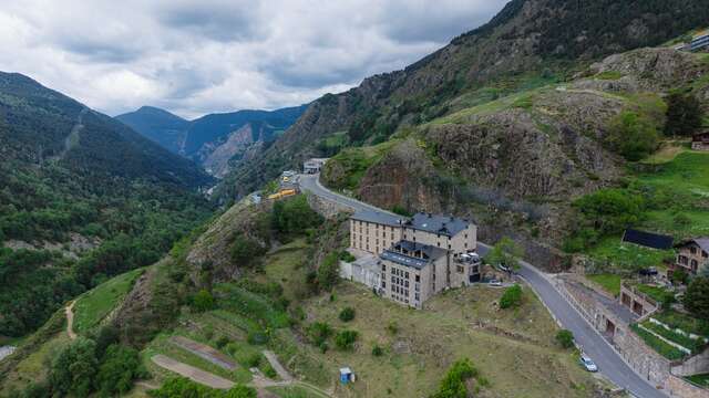 Een heerlijk verblijf in Andorra, inclusief een fles cava.