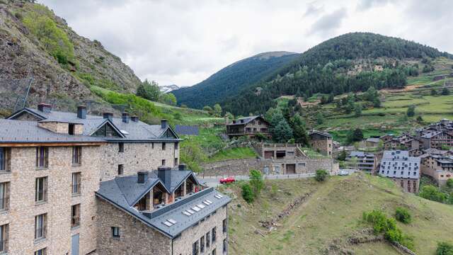 Descubre Andorra en pareja con media pensión y botella de cava
