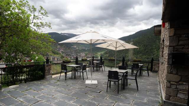 Descubre Andorra en pareja con media pensión y botella de cava