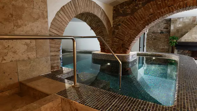 Culturele stedentrip met bezoek aan de Middeleeuwse Villa, toegang tot de spa en diner