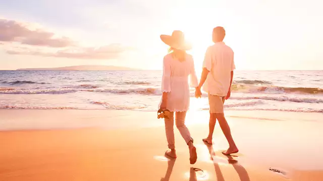 Romantisch wellnessweekendje in Zeeland met fles bubbels