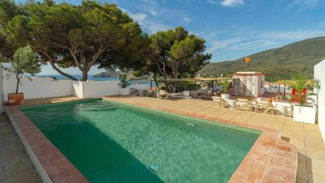 Séjour à Cadaqués avec bouteille de vin