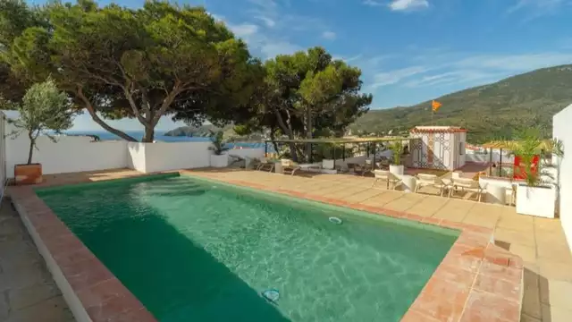 Estancia en Cadaqués con desayuno y botella de vino