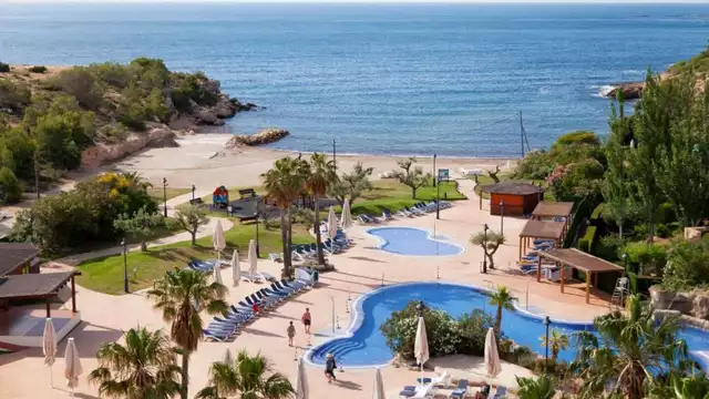 Escapada en pareja con media pensión y acceso directo a cala en l' Ametlla