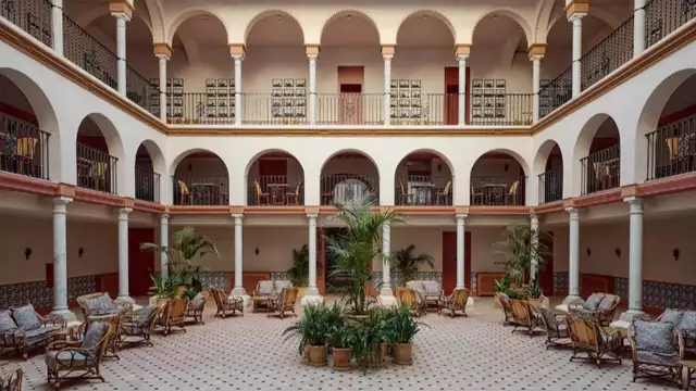 Lujo y elegancia en un hotel boutique del centro de Sevilla con copa de bienvenida