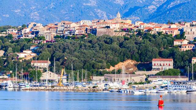 Ontdek de charmes van het eiland van de schoonheid, verblijf in Bastia in een superior kamer