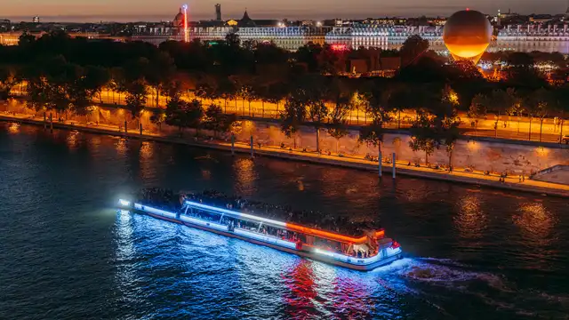 Sprookjesachtig Nieuwjaar in Montmartre met dinercruise en dansavond