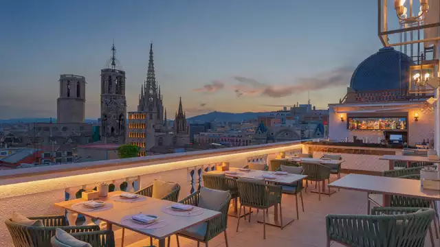 Romantisch uitje met cava en aardbeien met chocolade op de kamer
