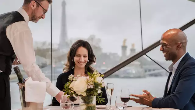 Une soirée d'exception : dîner sur la Seine et séjour au cœur du 9ᵉ arrondissement de Paris
