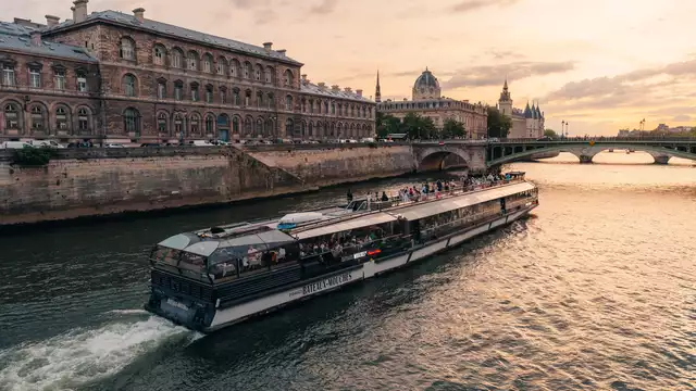 Romantiek in Parijs: Kamer met uitzicht op de Eiffeltoren, rozen, champagne en boottocht op de Seine
