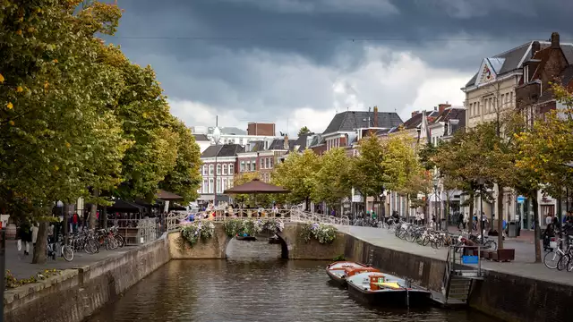 Alójate en una amplia habitación y descubre la encantadora ciudad de Leeuwarden