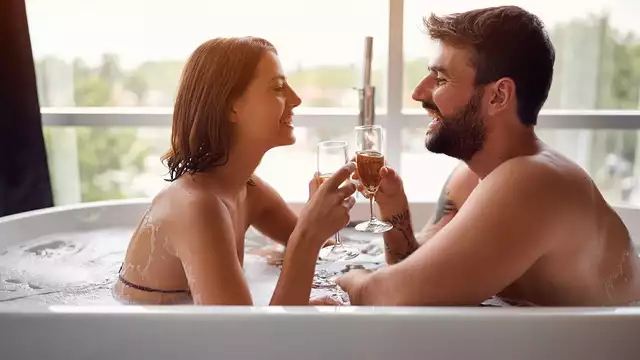 Escapada romántica junto al mar con cava, frutas, acceso a sauna, bebida de bienvenida y descuentos
