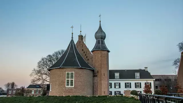 Ontdek de hunebedden in Drenthe met een comfortabele overnachting in een historisch kasteel