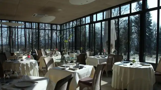 Plaisir culinaire avec vue panoramique sur le parc près de Besançon