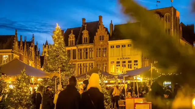 Une ambiance chaleureuse règne sur les marchés de Noël au cœur de Bruges