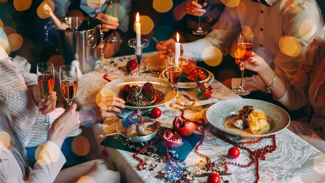 Réveillon du Nouvel An romantique avec dîner, musique et champagne dans le Forêt-Noire
