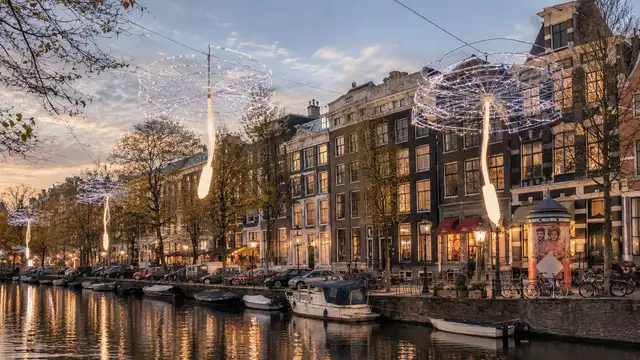Geniet van een speciale rondvaart door de grachten tijdens het Amsterdam Light Festival