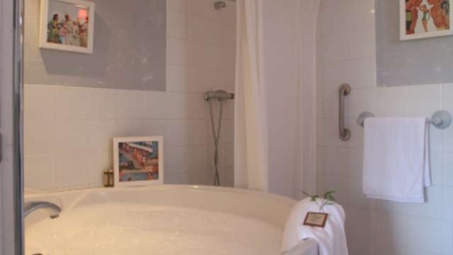 Hydromassagebad op de kamer