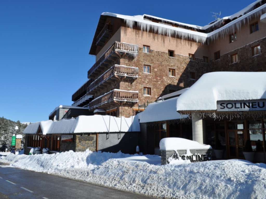 Découvrez les Pyrénées lors d'une escapade romantique avec bains à remous nocturne à La Molina - 3* - 1