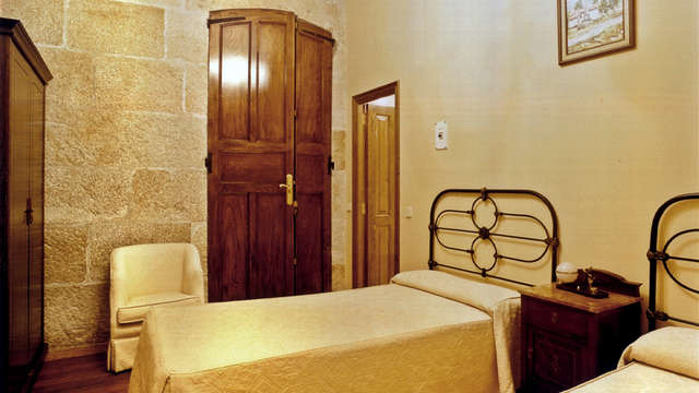 1 noche en habitación doble superior para 2 adultos