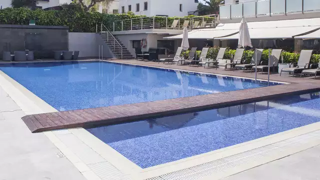 Ontdek het heerlijke Sitges met half pension en cocktail op het terras