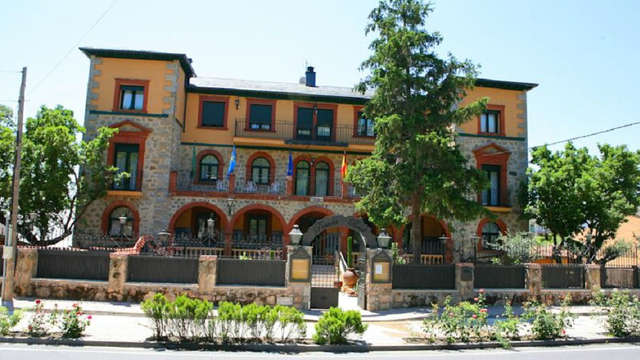 Escapada Romántica con detalle de bienvenida y benjamín de cava a los pies de la Sierra de Gredos