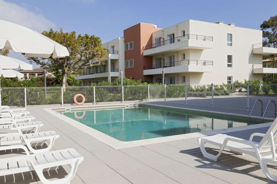 Comfort Suites Cannes-Mandelieu - PISCINE__1_.jpg
