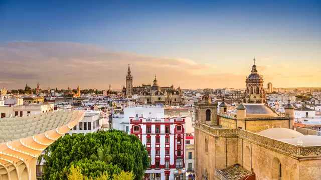 Escapada en Sevilla con botella de vino cama de matrimonio y desayuno