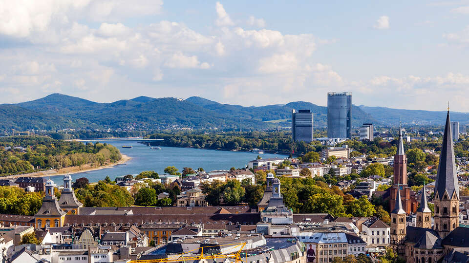 Romance dans la belle ville de Bonn sur les rives du Rhin avec diner et spa
