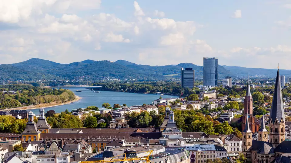 Romance dans la belle ville de Bonn sur les rives du Rhin avec diner et spa