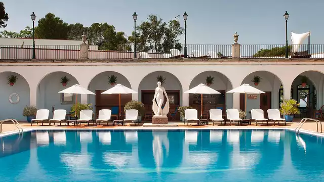 Escapada de lujo a un hotel emblematico de la Costa Brava con una ubicacion exclusiva