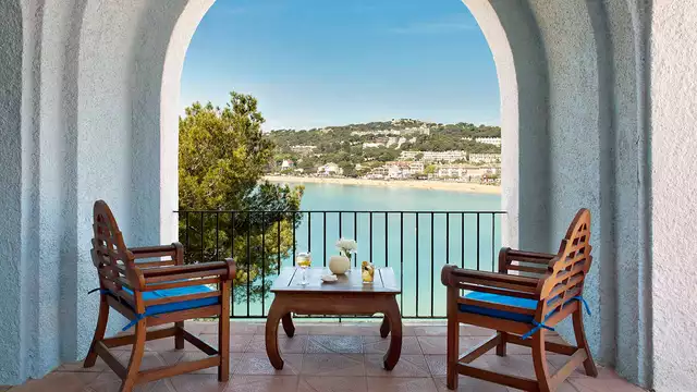 Escapada de lujo a un hotel emblematico de la Costa Brava con una ubicacion exclusiva