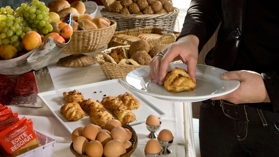 Van der Valk Hotel Schiphol A4 - EDIT_breakfast2.jpg