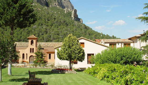 Escapada romántica con bañera de hidromasaje y cava en Peramola