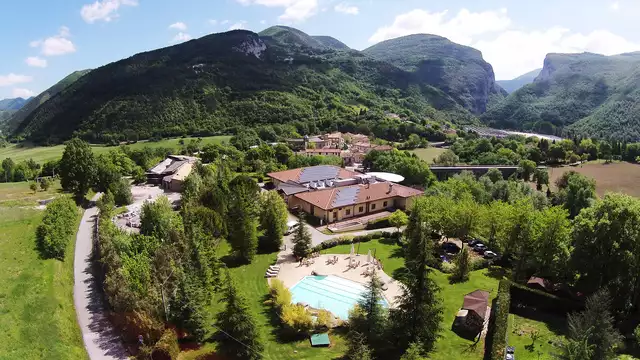 Masaje acceso spa y salida tardia cerca de un parque regional y de las cuevas de Frasassi