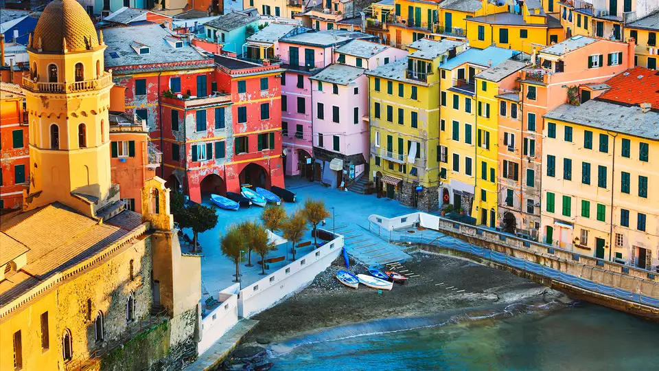 Ontdek Cinque Terre omringd door groen vanaf nachten