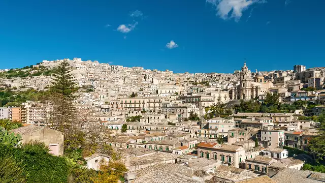 Offre séjour en chambre quadruple au cœur de Modica avec petit-déjeuner inclus.