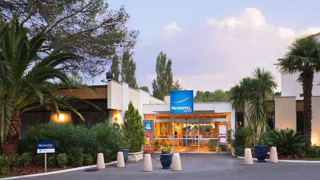 Escapada romántica con botella de vino en Antibes