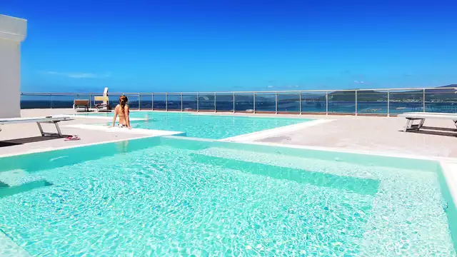 Escapada en Alghero, Cerdeña en hotel con piscina panorámica con vistas al mar