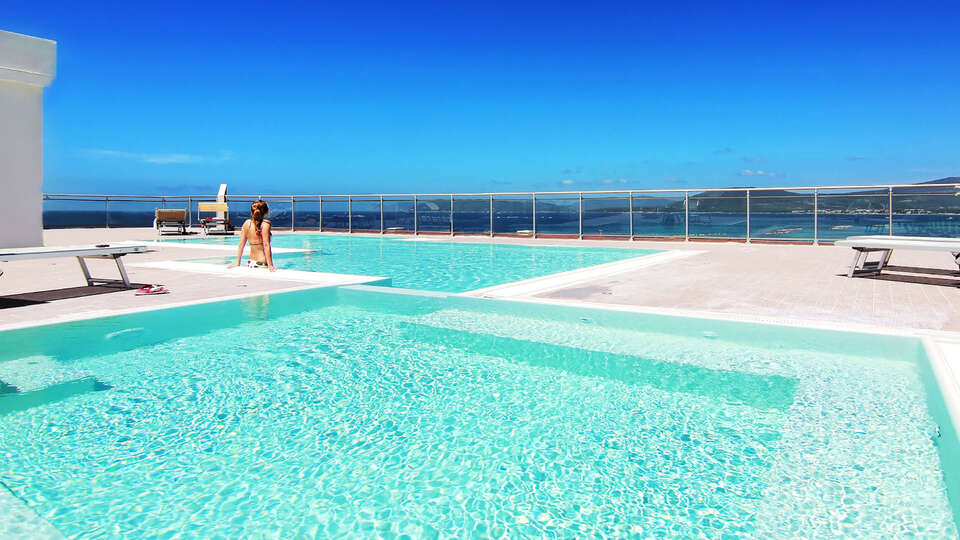 Escapada en Alghero Cerdena en hotel con piscina panoramica con vistas al mar